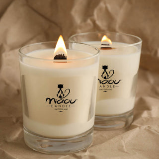 Bougie parfumée Miaou Candle avec mèche en bois lors de la première combustion