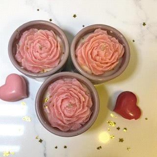 Bougies parfumées avec fleur rose en cire