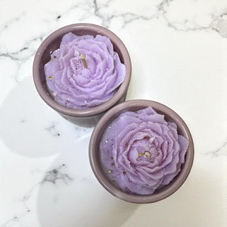 Bougies parfumées avec fleur violette en cire