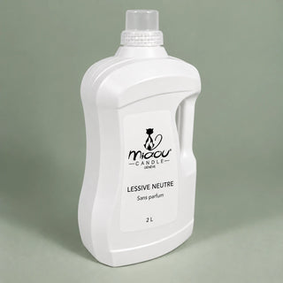 Lessive liquide neutre sans parfum 2 litres Miaou Candle, bidon blanc avec bouchon doseur sur fond vert clair