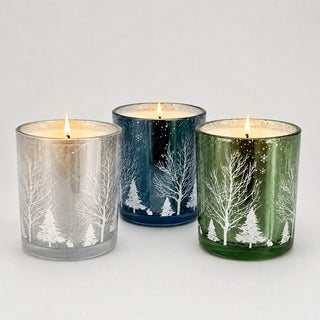 Trio de bougies parfumées Aube givrée allumées, argent, bleu nuit et vert sapin